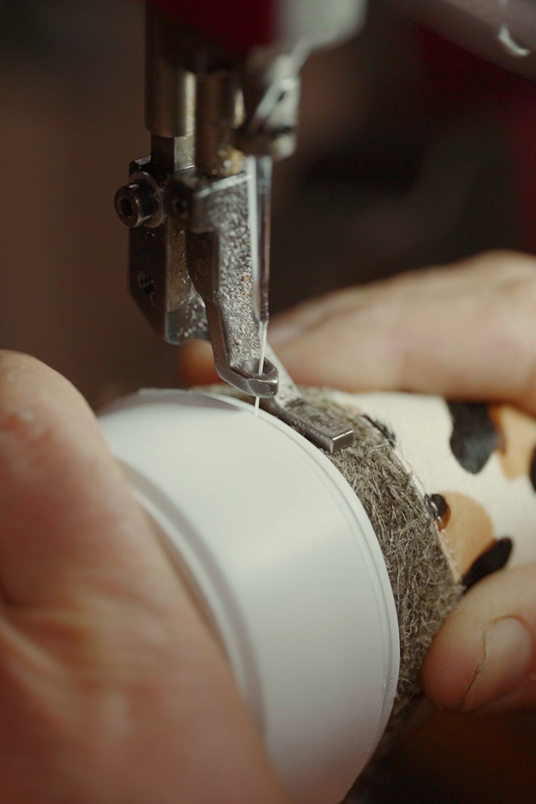 La diferencia entre un zapato artesanal y uno industrial: Por qué importan las manos.