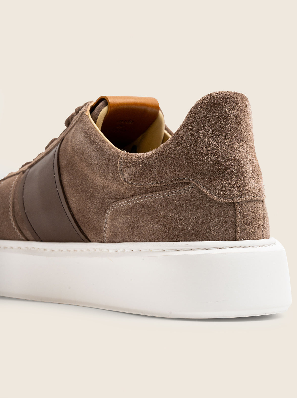 Sneaker EERSTE B80 en piel anteada taupe, vista de detalle