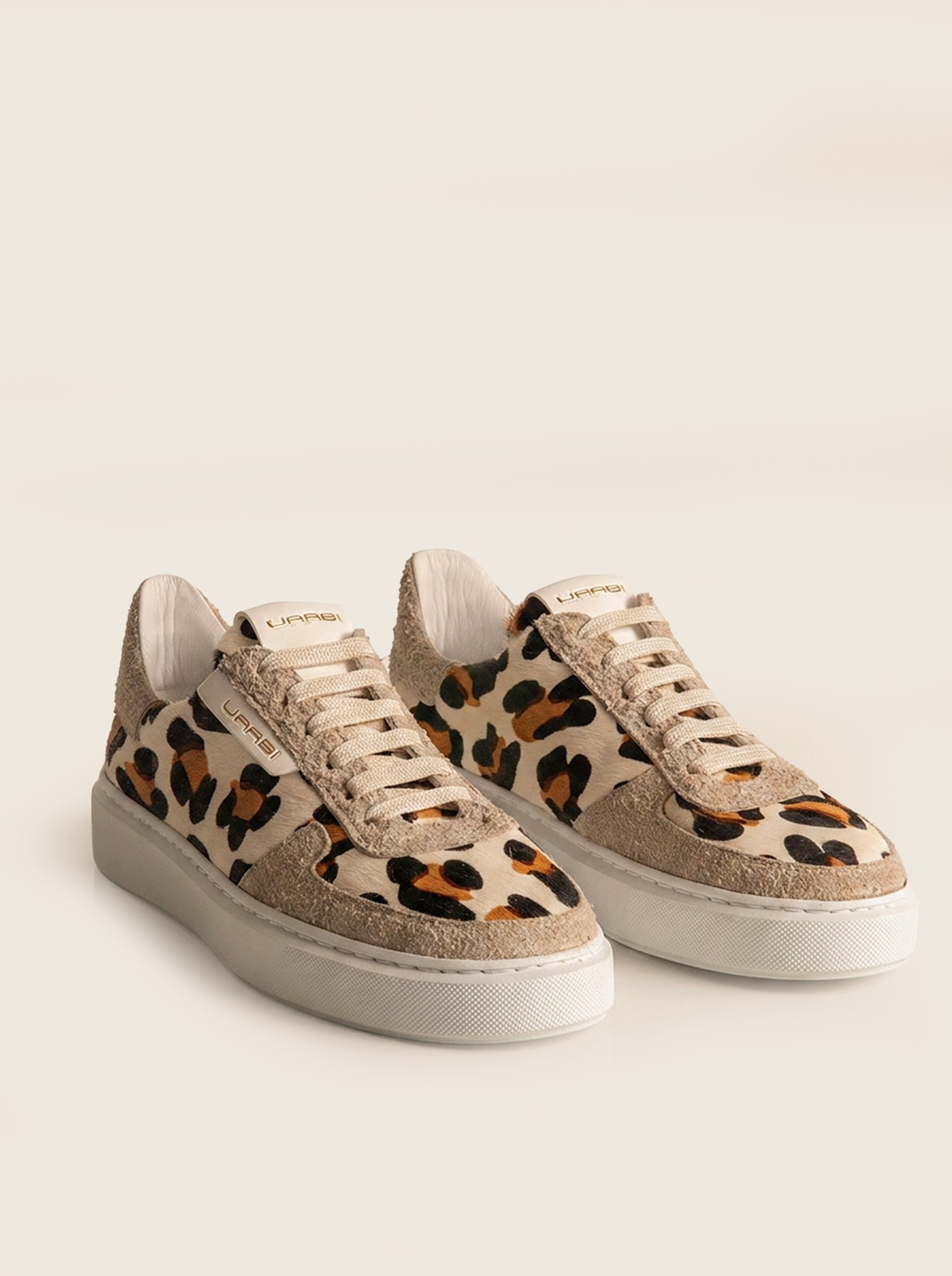 Sneaker EERSTE W20 en crudo con talón leopardo, vista frontolateral