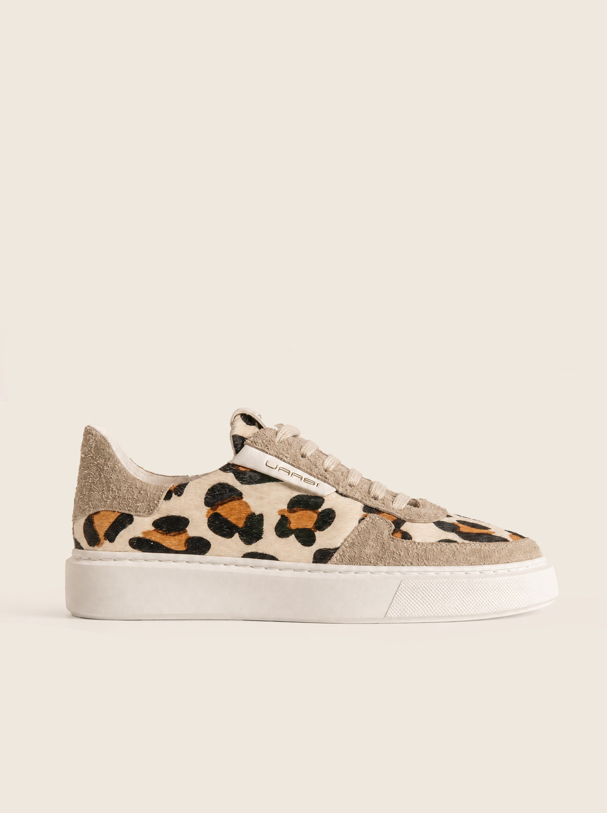 Sneaker EERSTE W20 en crudo con talón de pelo de vacuno leopardo, vista lateral