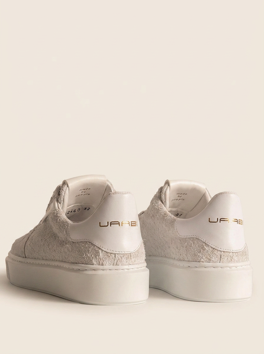 Sneaker EERSTE W21, detalle del talón con branding dorado