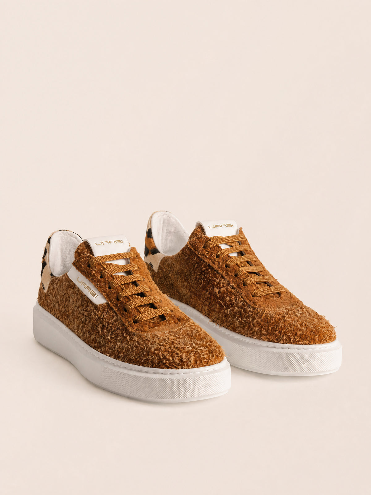 Sneaker GLAAD F11 en avellana con talón leopardo, vista de detalle