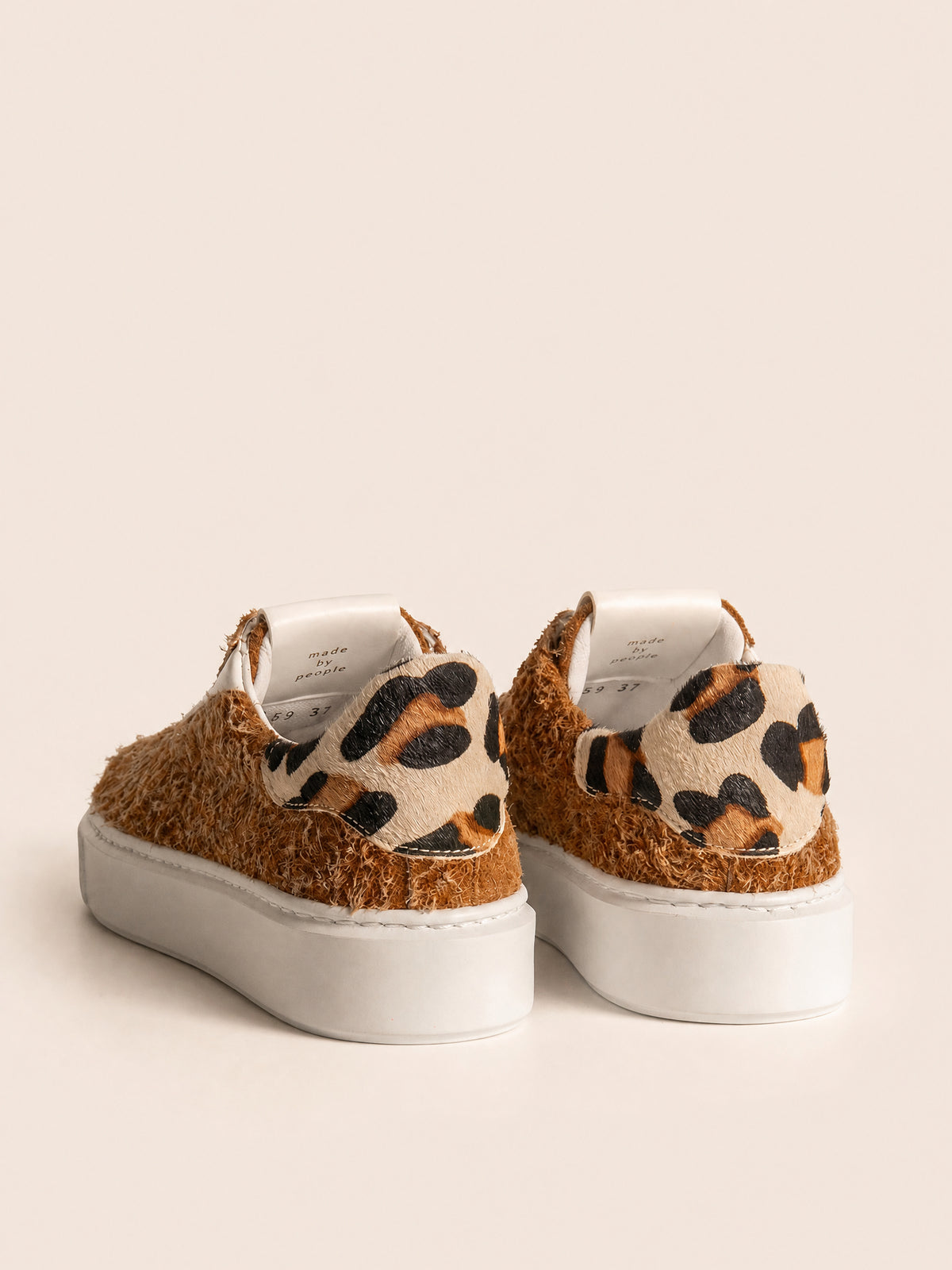 Sneaker GLAAD F11 en avellana con talón leopardo, vista de detalle