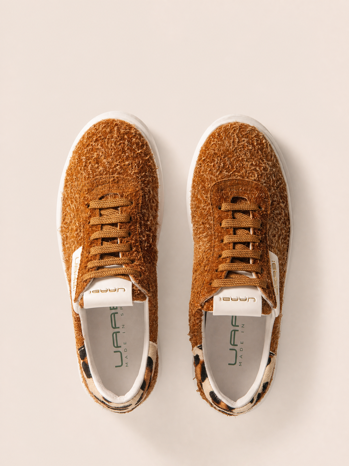 Sneaker GLAAD F11 en avellana con talón leopardo, vista de detalle