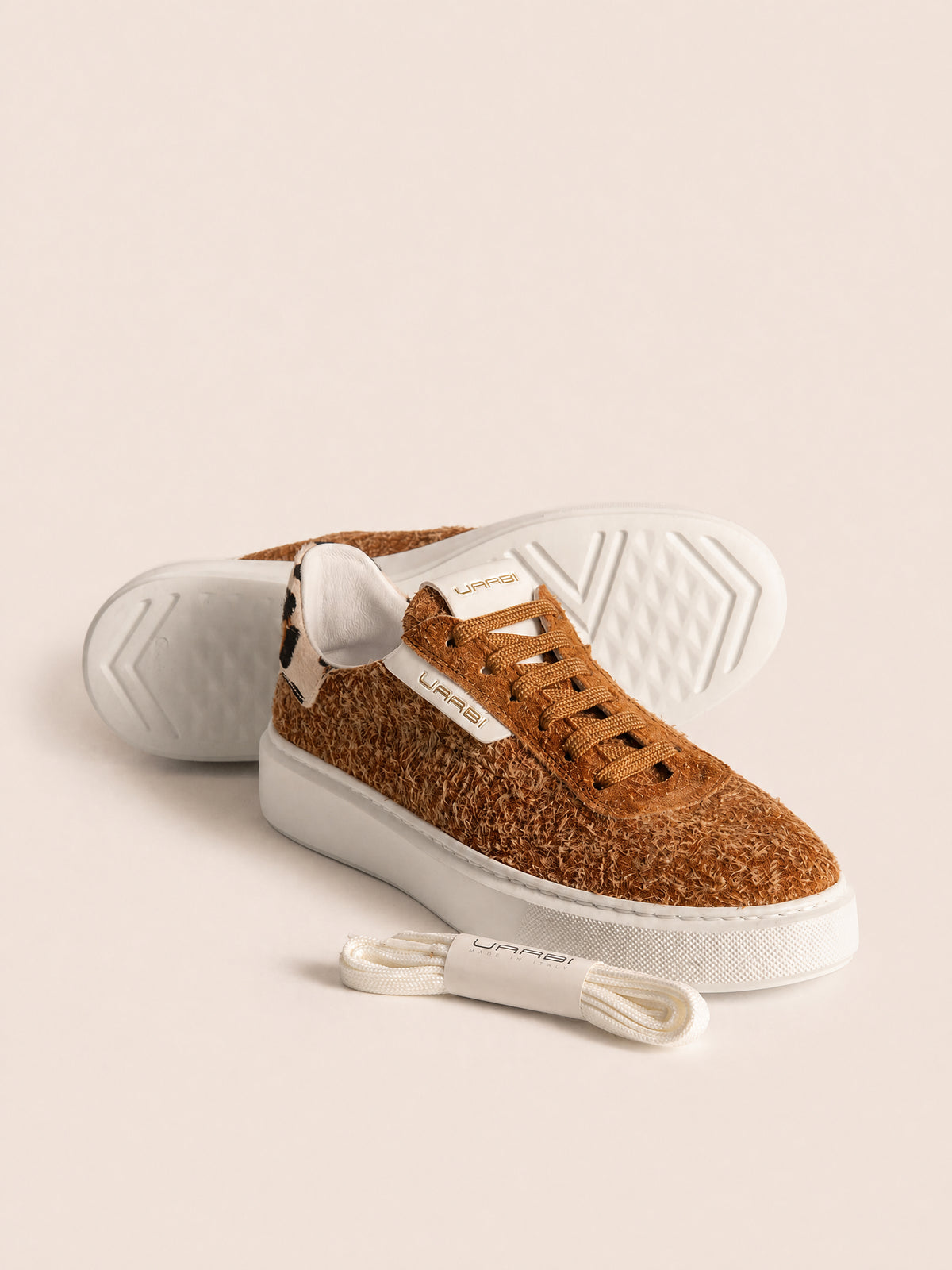 Sneaker GLAAD F11 en avellana con talón leopardo, vista de detalle