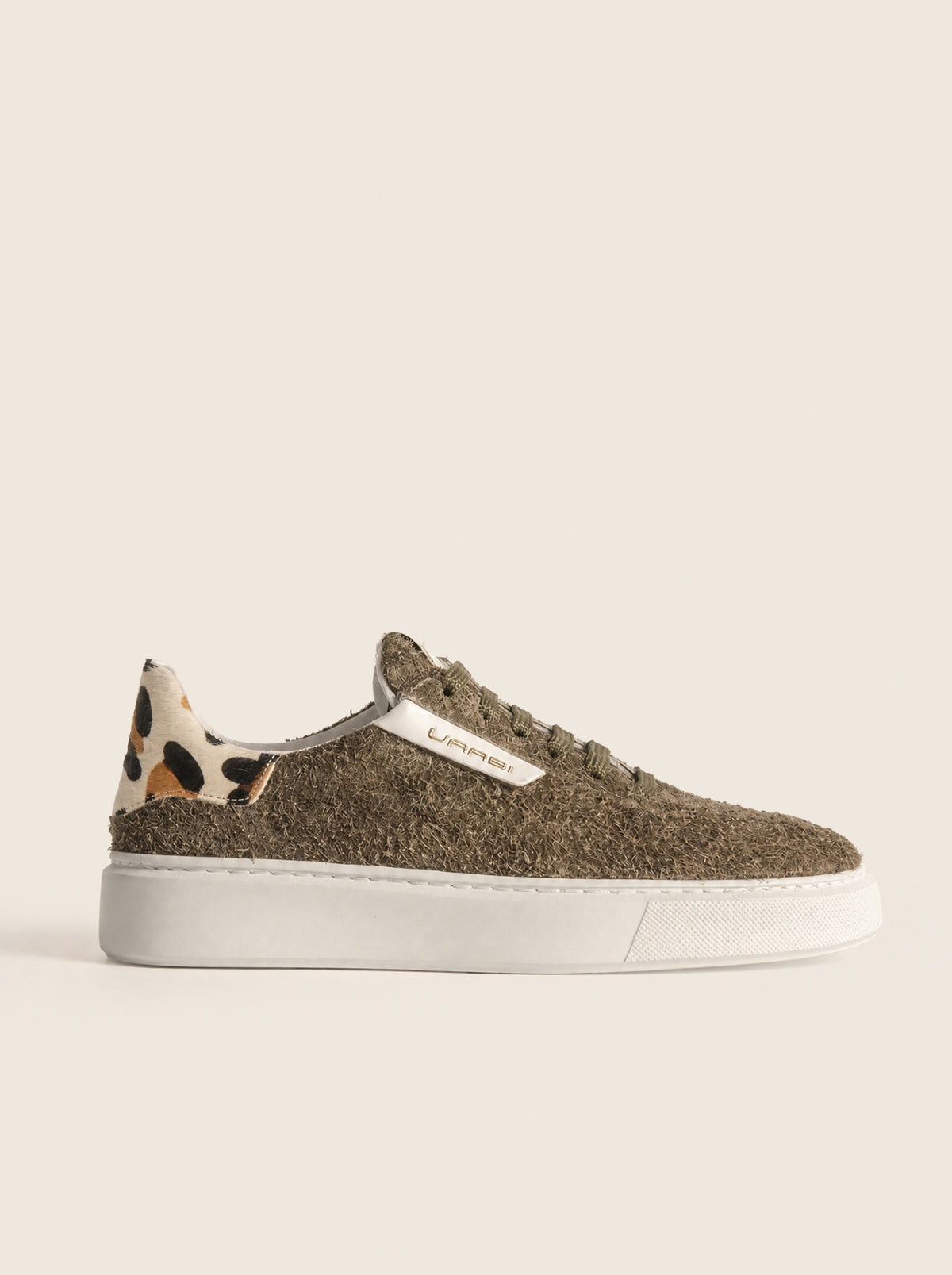 Sneaker GLAAD F10 en verde oliva con talón de pelo de vacuno leopardo