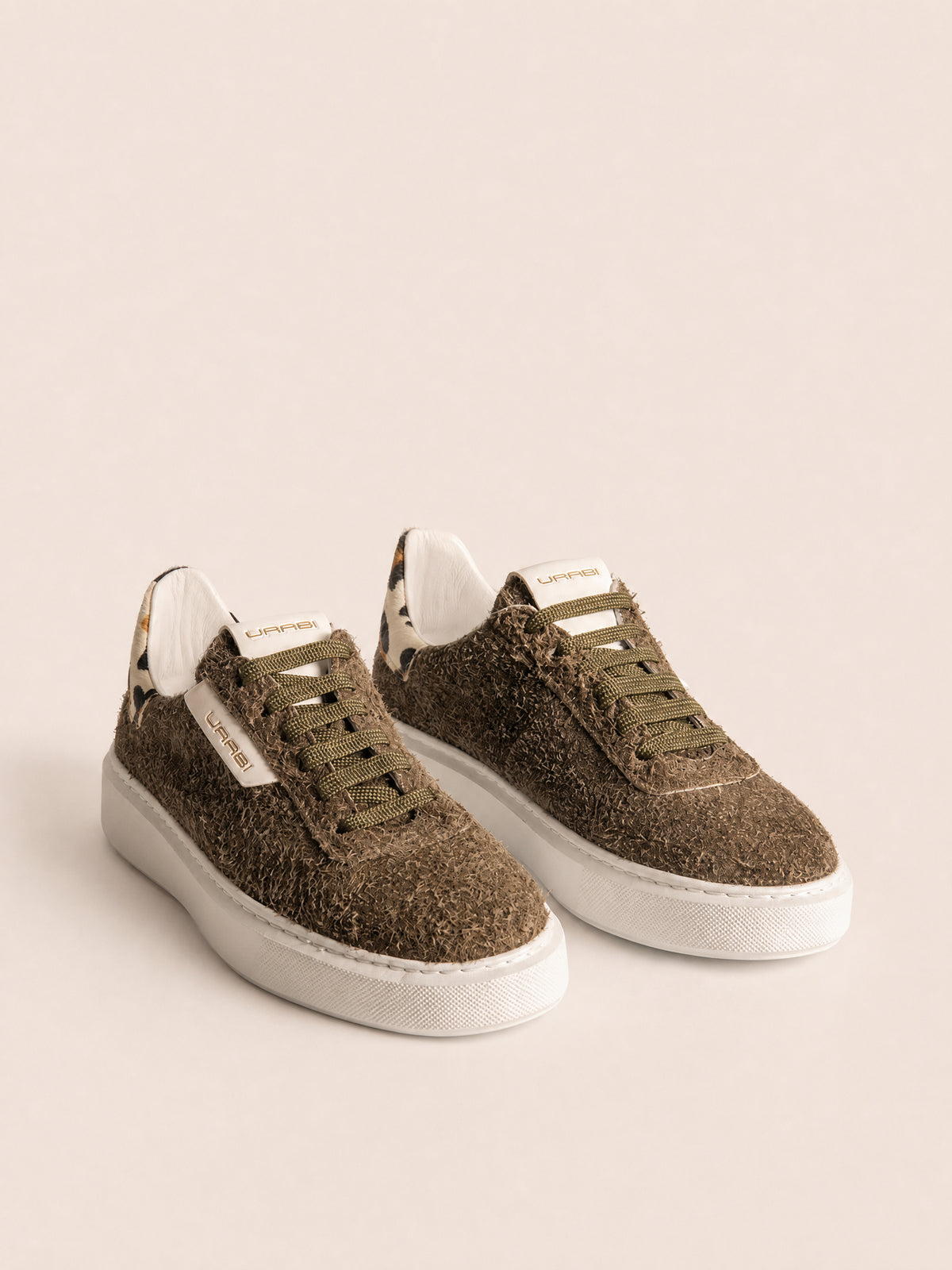 Sneaker GLAAD F10 en verde oliva con talón leopardo, vista de detalle