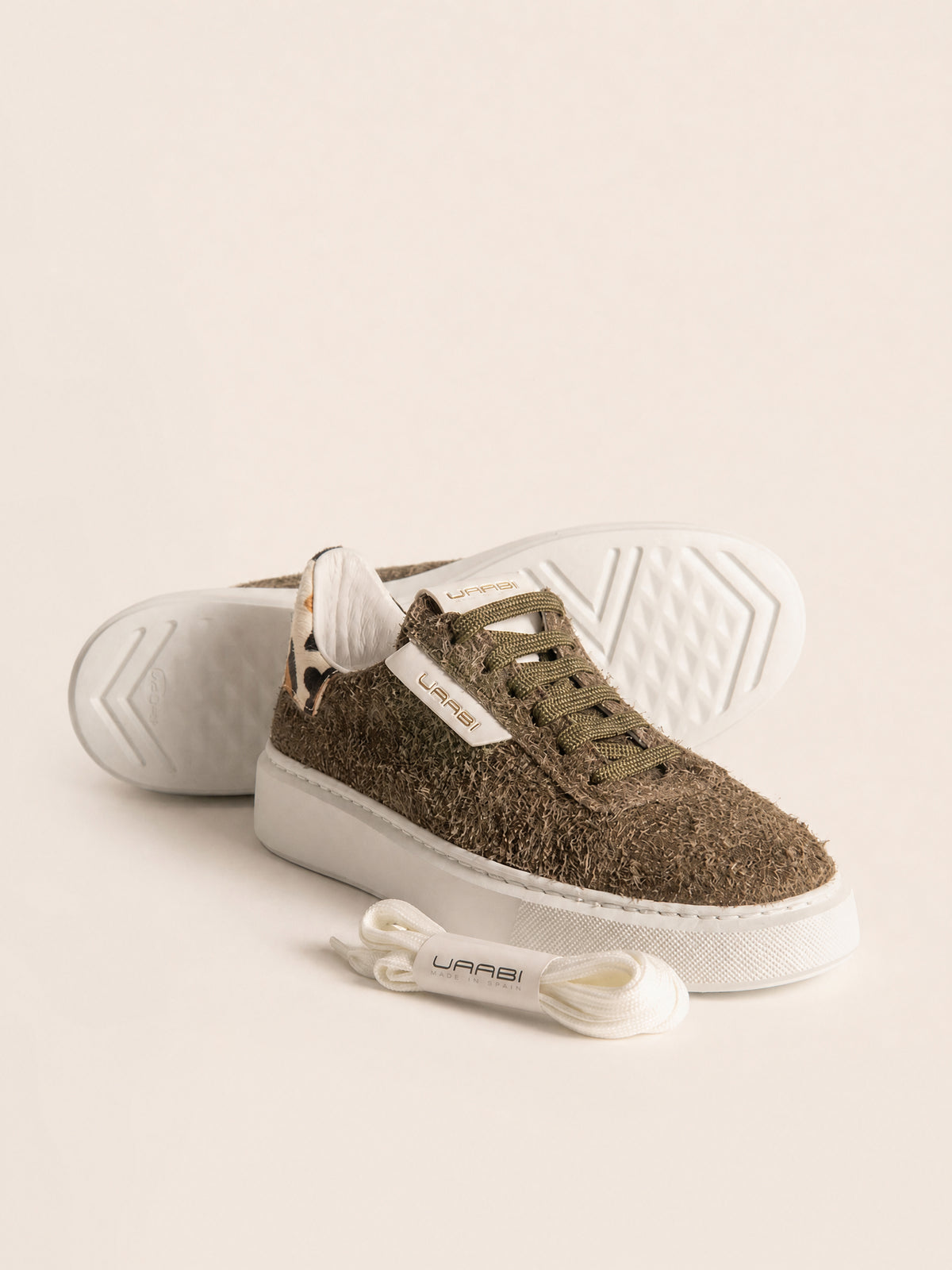 Sneaker GLAAD F10 en verde oliva con talón leopardo, vista de detalle