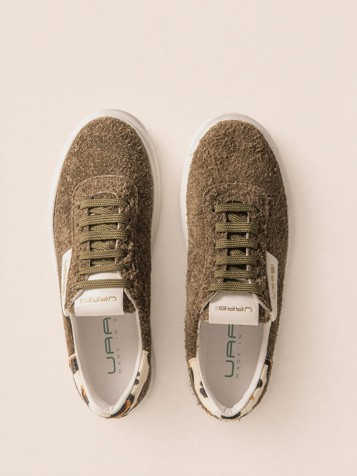Sneaker GLAAD F10 en verde oliva con talón leopardo, vista de detalle