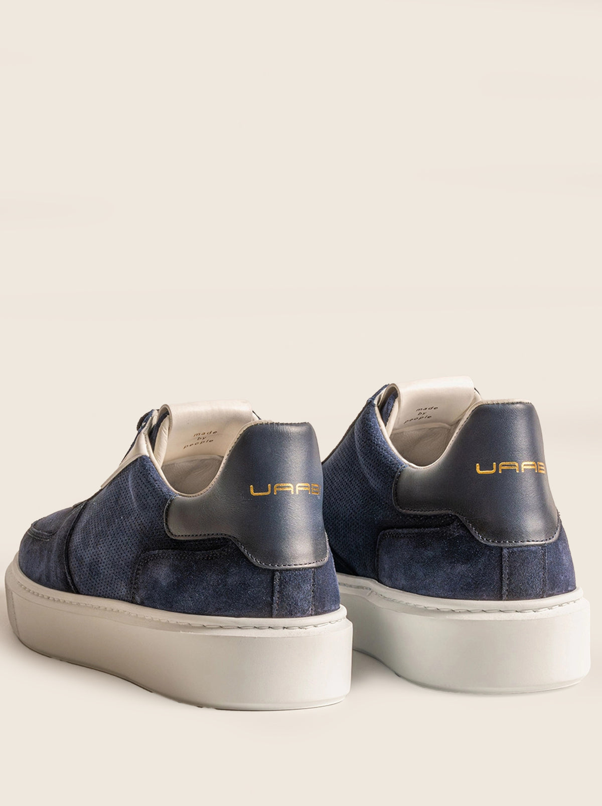 Sneaker EERSTE M15, detalle del talón con branding dorado