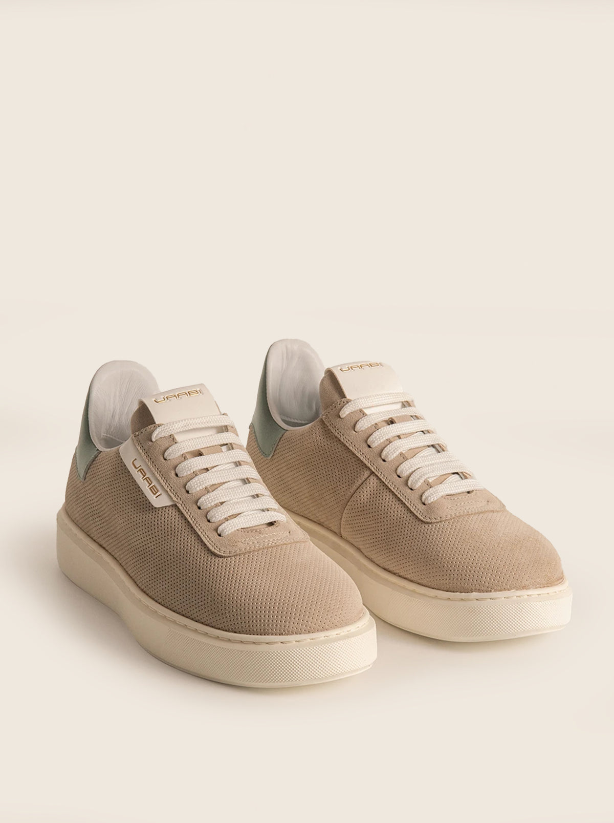 Sneaker GLAAD G1 en beige y verde, vista frontolateral