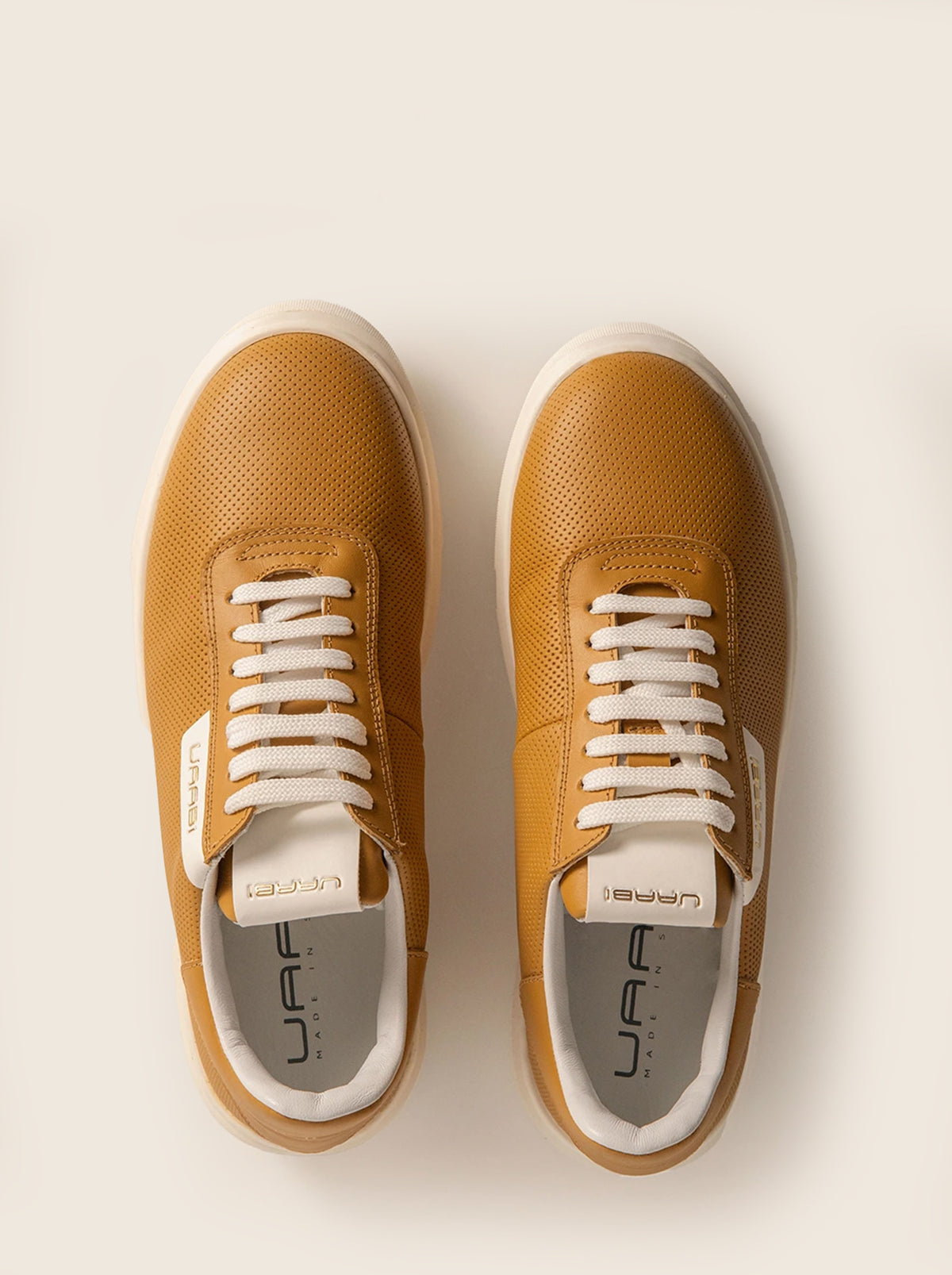 Sneaker GLAAD G3 en piel flor ocre, vista cenital