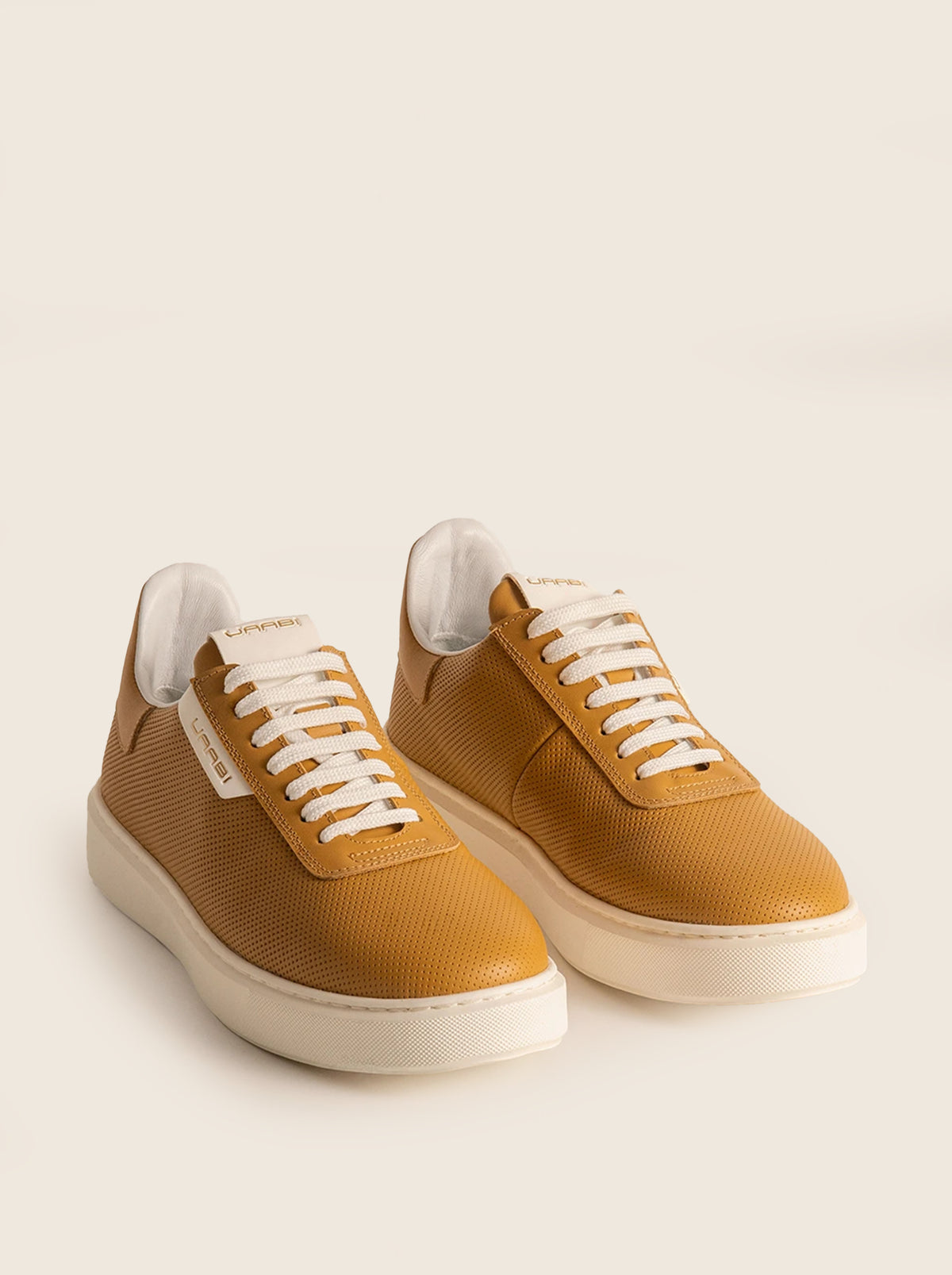 Sneaker GLAAD G3 en piel flor ocre, vista frontolateral