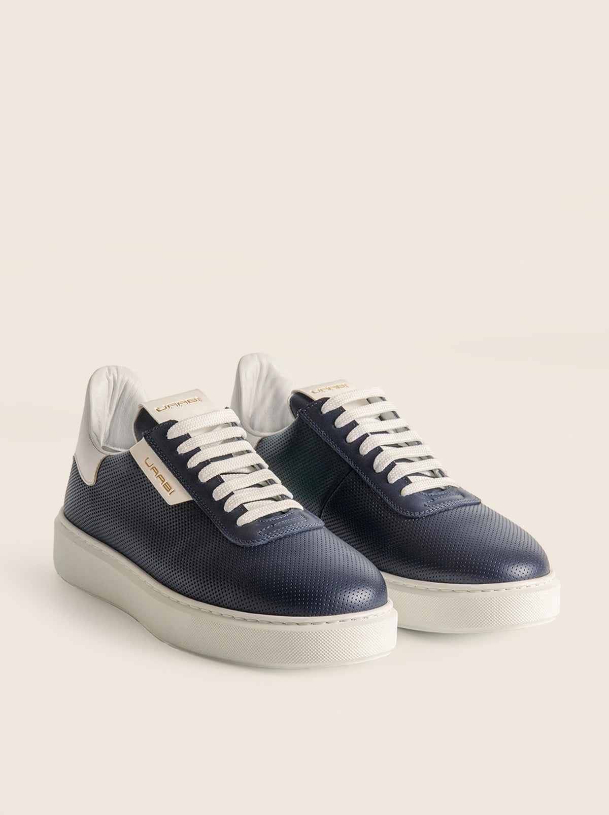 Sneaker GLAAD G4 en piel flor azul marino, vista frontolateral
