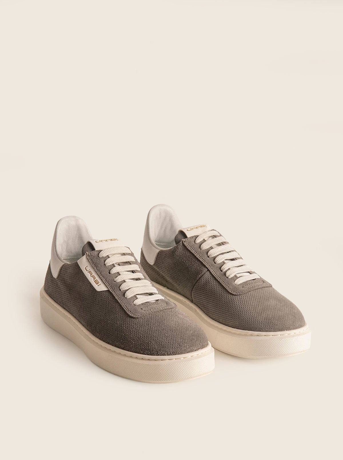 Sneaker GLAAD G5 en gris medio, vista frontolateral
