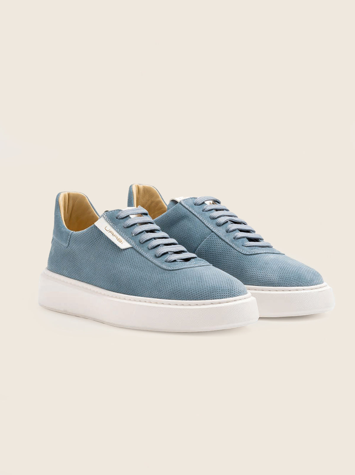 Par de sneakers GLAAD G6 en piel anteada celeste, vista lateral