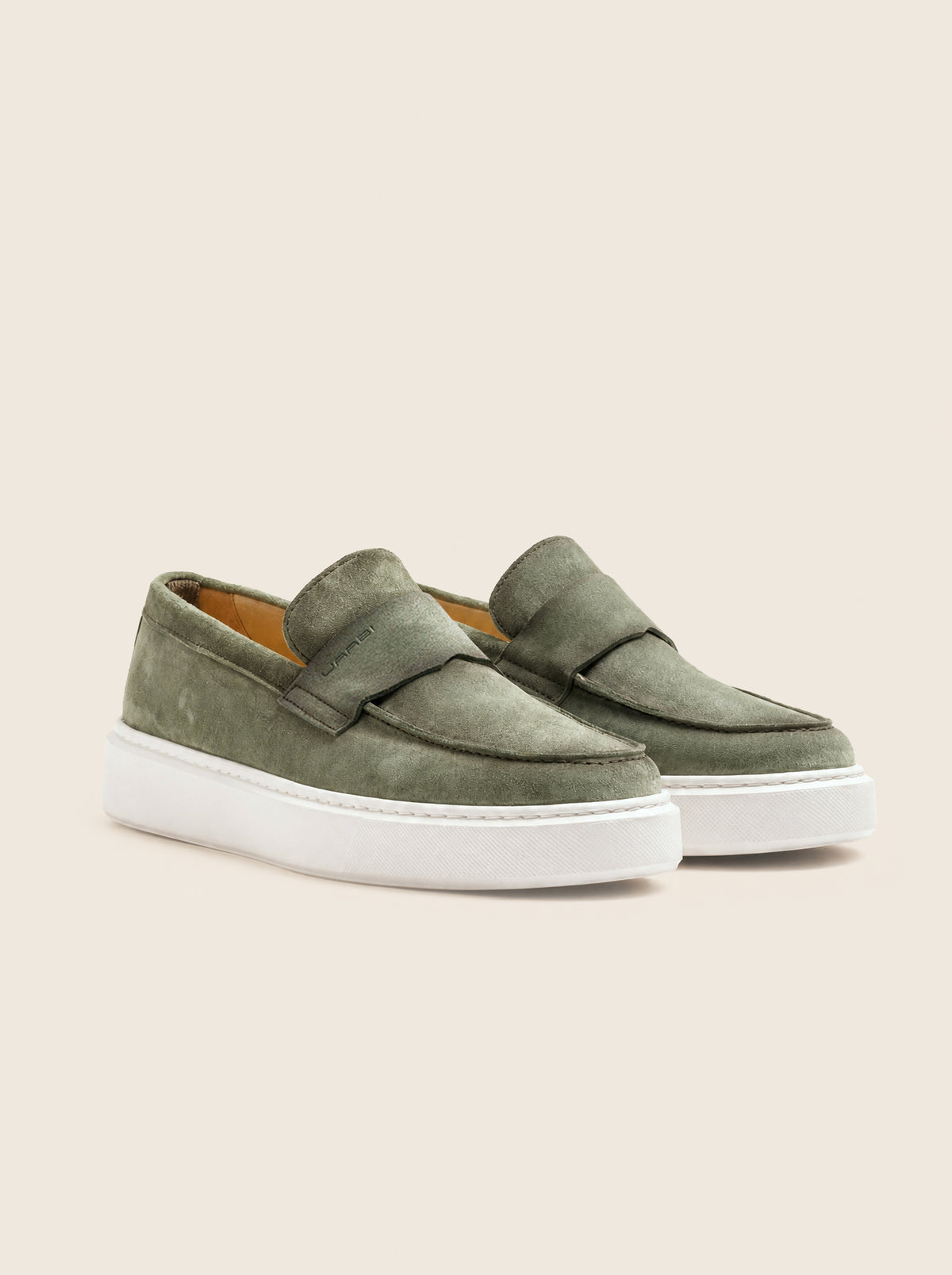 Mocasín MOKASSIN V30 en piel anteada verde oliva, vista frontolateral