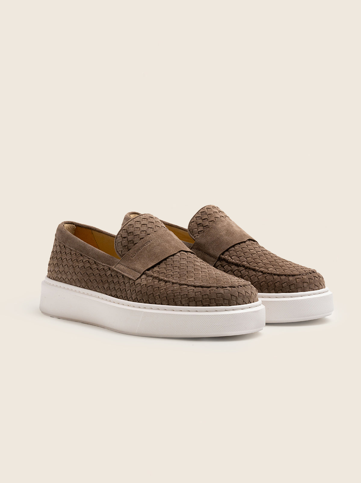 Par de mocasines MOKASSIN V40 en piel trenzada taupe, vista lateral