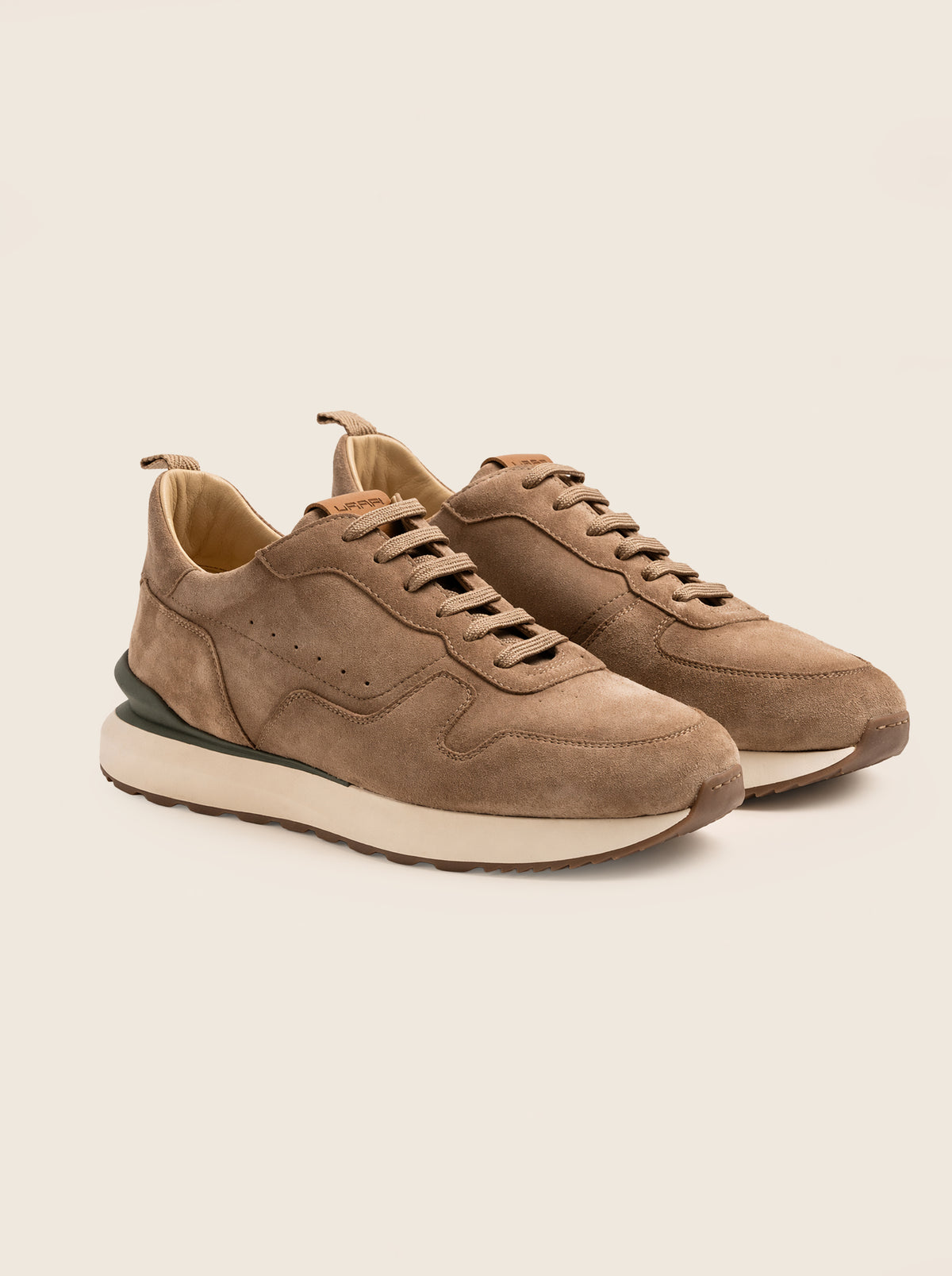 Par de sneakers WENNER R10 en piel anteada beige, vista lateral