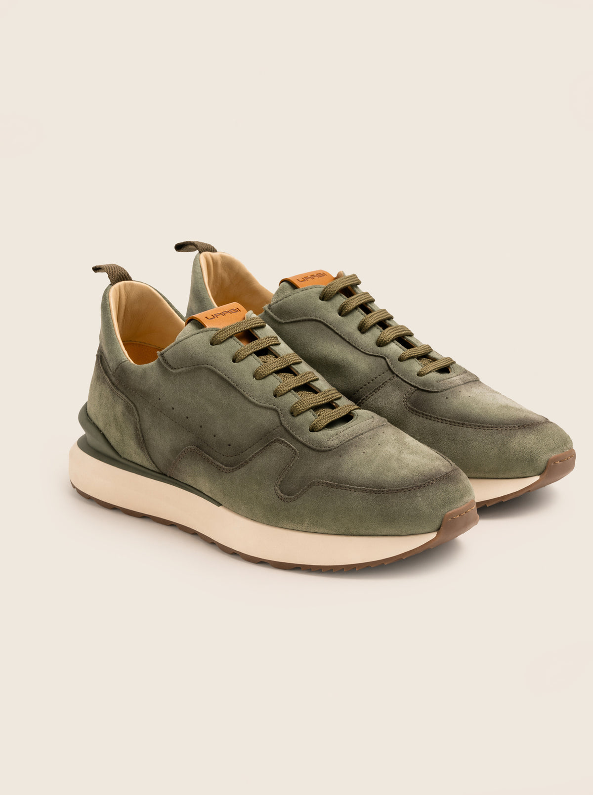 Sneaker WENNER R11 en piel anteada verde oliva, vista frontolateral