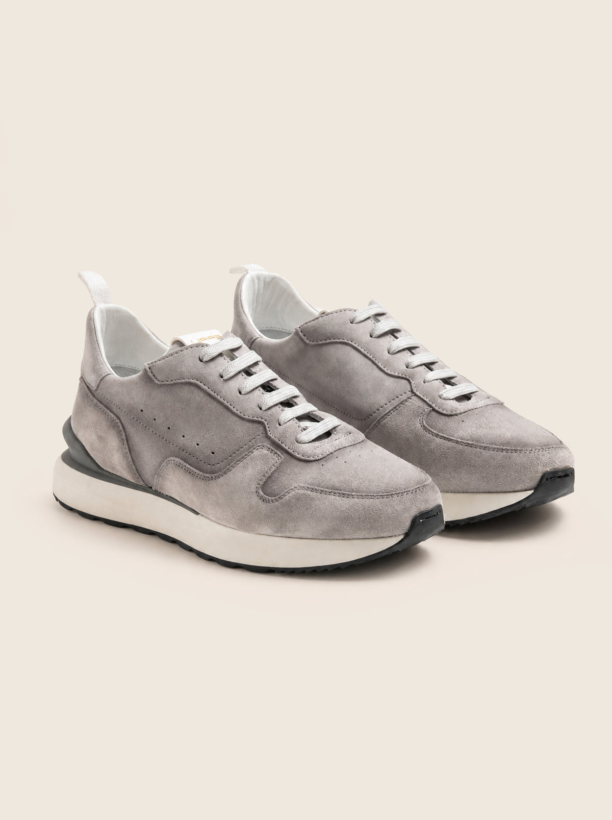 Par de sneakers WENNER R12 en piel anteada gris claro, vista lateral