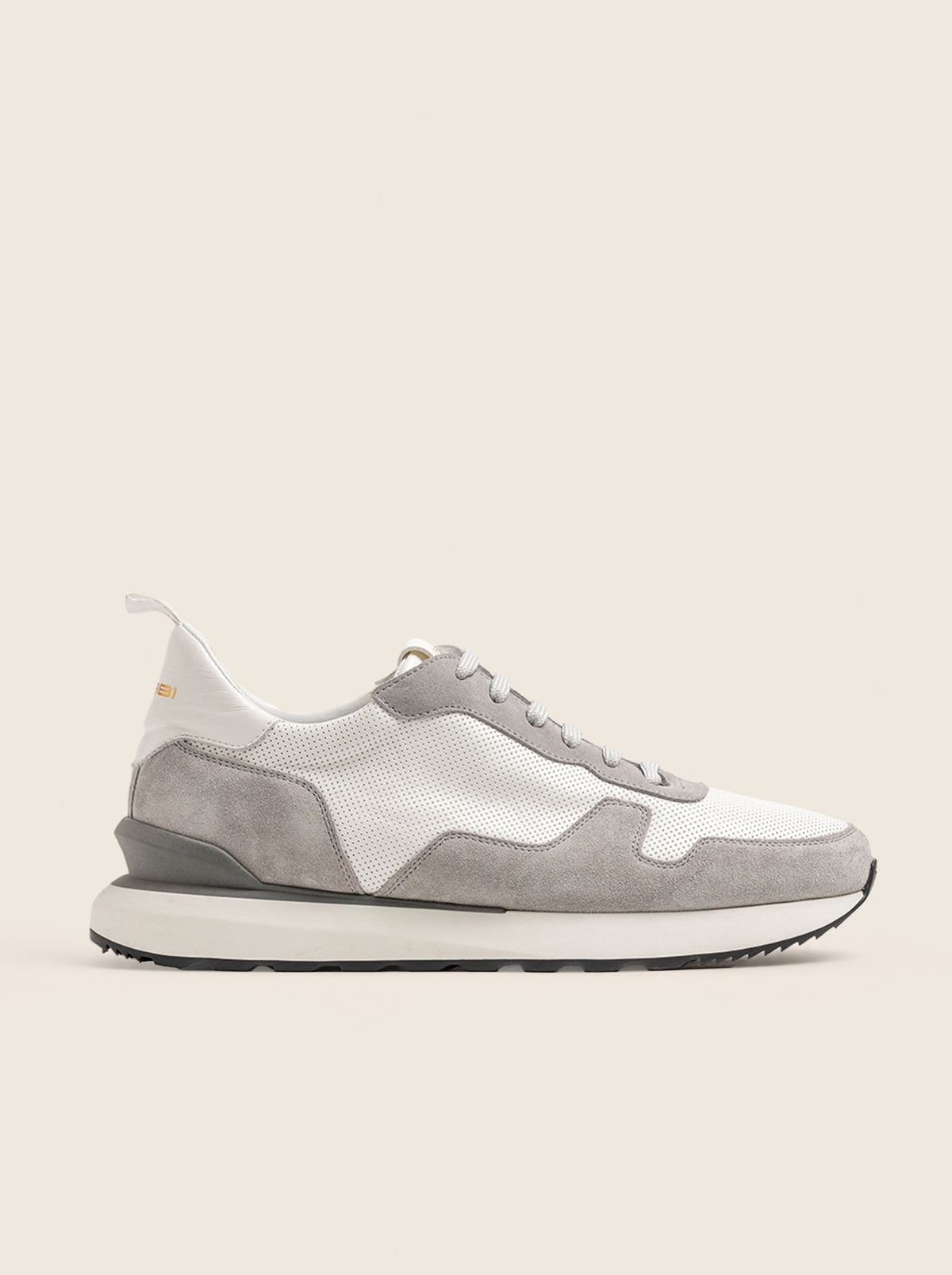 Sneaker WENNER P R21 en piel microperforada blanco gris, vista lateral