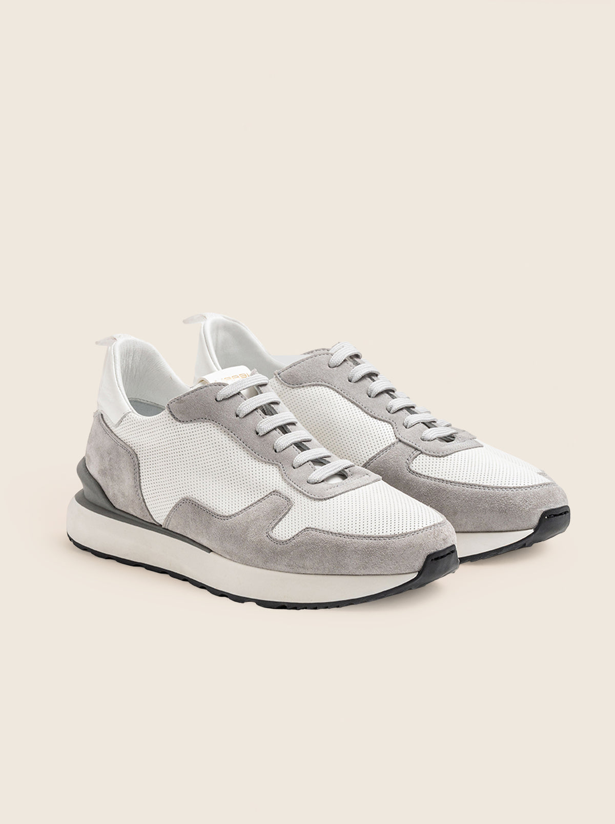 Par de sneakers WENNER P R21 en piel microperforada blanco gris, vista lateral
